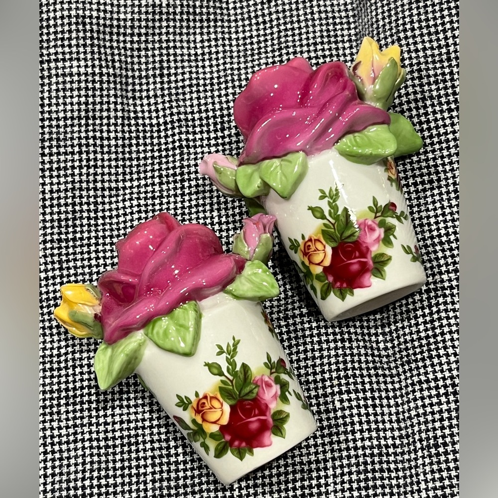 Royal Albert LTD 1962 Old Country Roses Vintage Salt & Pepper Rose Ceramic Set